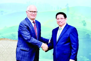 Thủ tướng Phạm Minh Chính tiếp Chủ tịch Hiệp hội Công nghiệp bán dẫn Hoa Kỳ (SIA) John Neuffer. Ảnh: TTXVN