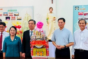 Lãnh đạo TPHCM thăm, chúc mừng Giáng sinh tại Tòa Giám mục Giáo phận Xuân Lộc