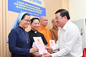 Giám đốc Sở TN-MT TPHCM trao giấy chứng nhận cho cơ sở tôn giáo vào ngày 15-12. Ảnh: VIỆT DŨNG