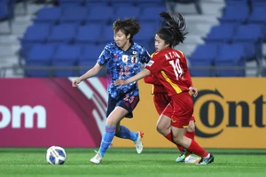 Cầu thủ Nguyễn Thanh Nhã (phải) dần khẳng định mình ở đội tuyển bóng đá nữ Việt Nam