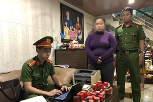 Lực lượng công an khám xét nơi ở của đối tượng Bùi Thị Thu Nguyệt. Ảnh: CACC