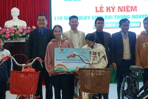 Ban tổ chức tặng xe đạp cho học sinh có hoàn cảnh khó khăn tại huyện Quảng Điền, tỉnh Thừa Thiên Huế