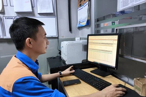Xuất hóa đơn điện tử tại cửa hàng xăng dầu Petrolimex Petrol, đường Nguyễn Văn Cừ, quận 5, TPHCM. Ảnh: HOÀNG HÙNG