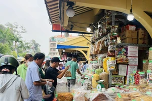 Người dân mua bánh kẹo các loại tại chợ Bình Tây, quận 6, TPHCM, chiều 21-1. Ảnh: THI HỒNG