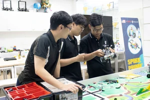 Sinh viên ngành Robot và Trí tuệ nhân tạo Trường Đại học Khoa học tự nhiên (Đại học Quốc gia TPHCM) trong tiết học thực hành