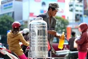 Trên một số con đường có những thùng nước trà đá miễn phí để người đi đường ai khát cứ lấy uống