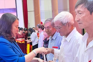 Phó Chủ tịch nước Võ Thị Ánh Xuân thăm và tặng quà ở Bến Tre