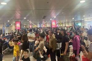 Hành khách tiếp tục dồn về sân bay Tân Sơn Nhất, ga quốc nội kín người