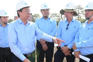 Chủ tịch UBND TPHCM Phan Văn Mãi cùng các sở ngành tiến hành kiểm tra tiến độ thi công dự án Xây dựng hạ tầng và cải tạo môi trường kênh Tham Lương - Bến Cát - rạch Nước Lên. Ảnh: VIỆT DŨNG