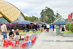 Hàng quán bày bán tràn lan tại quảng trường Lâm Viên, TP Đà Lạt