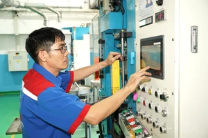 Công nhân Công ty TNHH Cơ khí Duy Khanh vận hành dây chuyền sản xuất công nghệ ép bột kim loại và thiêu kết