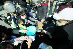 Trẻ em Palestine chờ được phát thực phẩm cứu trợ tại Rafah, Dải Gaza. Ảnh: THX
