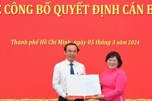 Bí thư Thành ủy TPHCM Nguyễn Văn Nên trao quyết định cho đồng chí Văn Thị Bạch Tuyết. Ảnh: VIỆT DŨNG