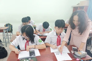 Học sinh lớp 9, Trường THCS Ngô Sĩ Liên (quận Tân Bình, TPHCM) trong giờ ôn tập môn Toán
