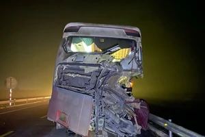 Xe khách và xe tải va chạm trên tuyến cao tốc Cam Lộ - La Sơn: 9 người thương vong