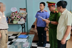 Cơ quan chức năng tống đạt các quyết định khởi tố đối với Nguyễn Hoàng