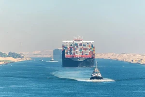 Tàu qua kênh đào Suez (Ai Cập). Ảnh: MARINE REGULATIONS NEWS