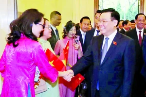 Chủ tịch Quốc hội Vương Đình Huệ với cán bộ, nhân viên Đại sứ quán và cộng đồng người Việt Nam tại Trung Quốc. Ảnh: TTXVN