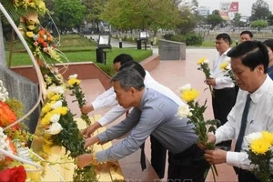 Dâng hương, hoa tưởng niệm 117 năm ngày sinh Tổng Bí thư Lê Duẩn