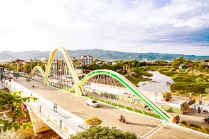 Cầu Thanh Bình bắc qua dòng Nậm Rốm ở trung tâm TP Điện Biên Phủ là một trong những công trình chào mừng kỷ niệm 70 năm Chiến thắng Điện Biên Phủ. Ảnh: ĐỖ TRUNG