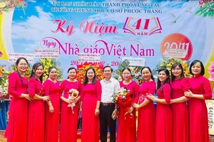 Thầy Lương Hữu Phương cùng các giáo viên tổ Ngữ văn Trường THCS Phước Thắng, TP Vũng Tàu