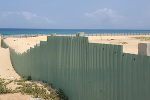 Dự án khu nghỉ dưỡng cao cấp và du lịch sinh thái Ban Mai dùng thép tấm, trụ bê tông bao chắn “phong tỏa” cả bãi biển trước làng Chánh Oai 