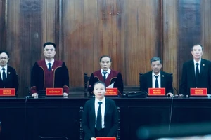 HĐXX tuyên đọc bản án đối với cha con ông Trần Quí Thanh. Ảnh: CHÍ THẠCH