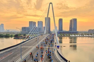 Cuộc thi marathon qua cầu Ba Son, vượt sông Sài Gòn. Ảnh: HOÀNG HÙNG