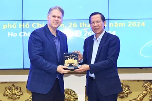 Đồng chí Phan Văn Mãi, Chủ tịch UBND TPHCM tiếp Phó chủ tịch Tập đoàn NVIDIA Keith Strier. Ảnh: VIỆT DŨNG