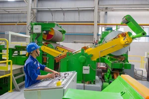 Dây chuyền sản xuất tôn màu xuất khẩu của Nhà máy Tôn Đông Á. Ảnh: HOÀNG HÙNG