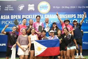 Tay vợt Odilon Tayag (hàng sau, thứ 3 bên trái sang) cùng những người bạn đến từ Philippines thích thú khi sang Việt Nam thi đấu