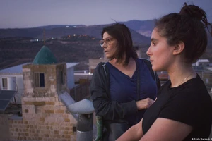 Đạo diễn Lina Soualem (bên phải) và mẹ trong phim tài liệu Bye Bye Tiberias