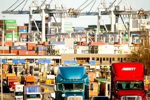 Tranh chấp thương mại Mỹ - Trung ảnh hưởng đến nguồn cung toàn cầu. Trong ảnh là cảng Savannah thuộc bang Georgia, Mỹ. Ảnh: REUTERS