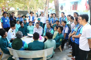 Đoàn công tác số 12 - TPHCM thăm hỏi cán bộ, chiến sĩ và người dân trên đảo Trường Sa