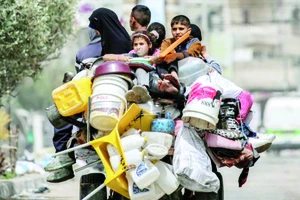 Người dân Palestine rời Rafah di tản theo lệnh sơ tán của quân đội Israel. Ảnh: EPA