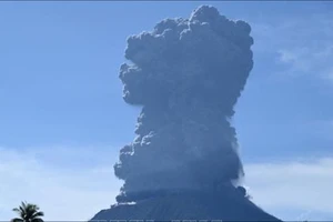 Indonesia sơ tán hàng trăm người gần núi lửa phun trào