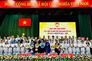 Lãnh đạo TPHCM tặng hoa chúc mừng các đồng chí trong Ủy ban MTTQ Việt Nam quận Tân Phú 