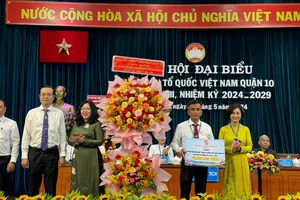 Lãnh đạo quận 10 tặng hoa chúc mừng đại hội đại biểu MTTQ Việt Nam quận 10 lần thứ XIII, nhiệm kỳ 2024 – 2029 