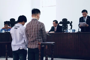 Hai bị cáo Nguyễn Hoàng Tuấn (áo kẻ) và Ôn Thành Tân tại phiên tòa sơ thẩm. Ảnh: THÀNH CHUNG