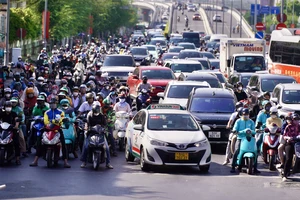  Xe cộ chờ tín hiệu giao thông tại giao lộ Tôn Đức Thắng - Lê Duẩn (quận 1, TPHCM). Ảnh: HOÀNG HÙNG