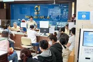 Rất đông người đến giao dịch vàng tại Trung tâm Vàng bạc đá quý SJC Minh Khai (quận 3, TPHCM) chiều 3-6. Ảnh: HOÀNG HÙNG