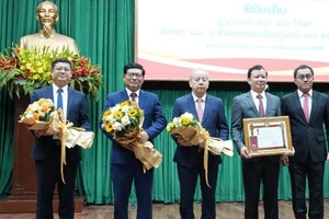 Thừa Thiên Huế đón nhận Huân chương Lao động của nước CHDCND Lào