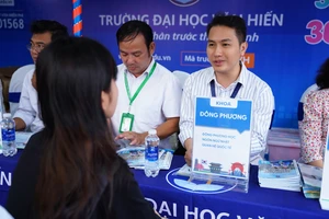 Thí sinh lắng nghe tư vấn từ Trường Đại học Văn Hiến