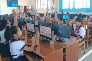 Học sinh Trường Tiểu học Thạnh An (huyện Cần Giờ, TPHCM) trong một tiết học ứng dụng chuyển đổi số. Ảnh: THU TÂM