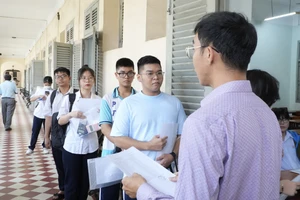 Thí sinh làm thủ tục dự thi tại điểm thi Trường THPT chuyên Lê Hồng Phong. Ảnh: HOÀNG HÙNG