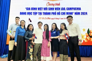 Vợ chồng bà Phạm Thị Bích Ly, ông Quách Huy Phương cùng các con trong chương trình “Gia đình Việt với sinh viên Lào, Campuchia đang học tập tại TPHCM”