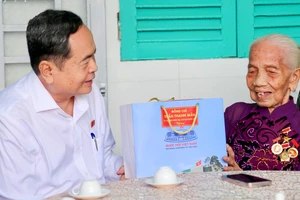Chủ tịch Quốc hội Trần Thanh Mẫn tặng quà Mẹ Việt Nam Anh hùng, gia đình chính sách tại TP Cần Thơ