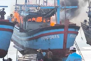 Tàu cá của ngư dân Phú Yên bất ngờ cháy dữ dội