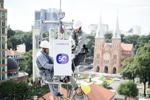 Nhân viên MobiFone lắp đặt trạm 5G và sẽ hướng đến khách hàng đô thị