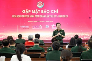 Thiếu tướng Nguyễn Kim Tôn, Giám đốc Trung tâm Phát thanh - Truyền hình Quân đội, Trưởng Ban Tổ chức Liên hoan Truyền hình toàn quân lần thứ 14, chủ trì buổi gặp mặt